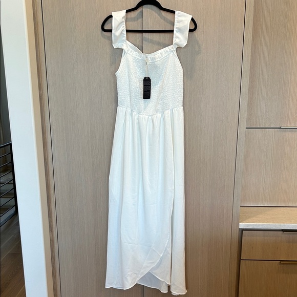 Chic White Sleeveless Maxi Dress - Picture 1 of 8
